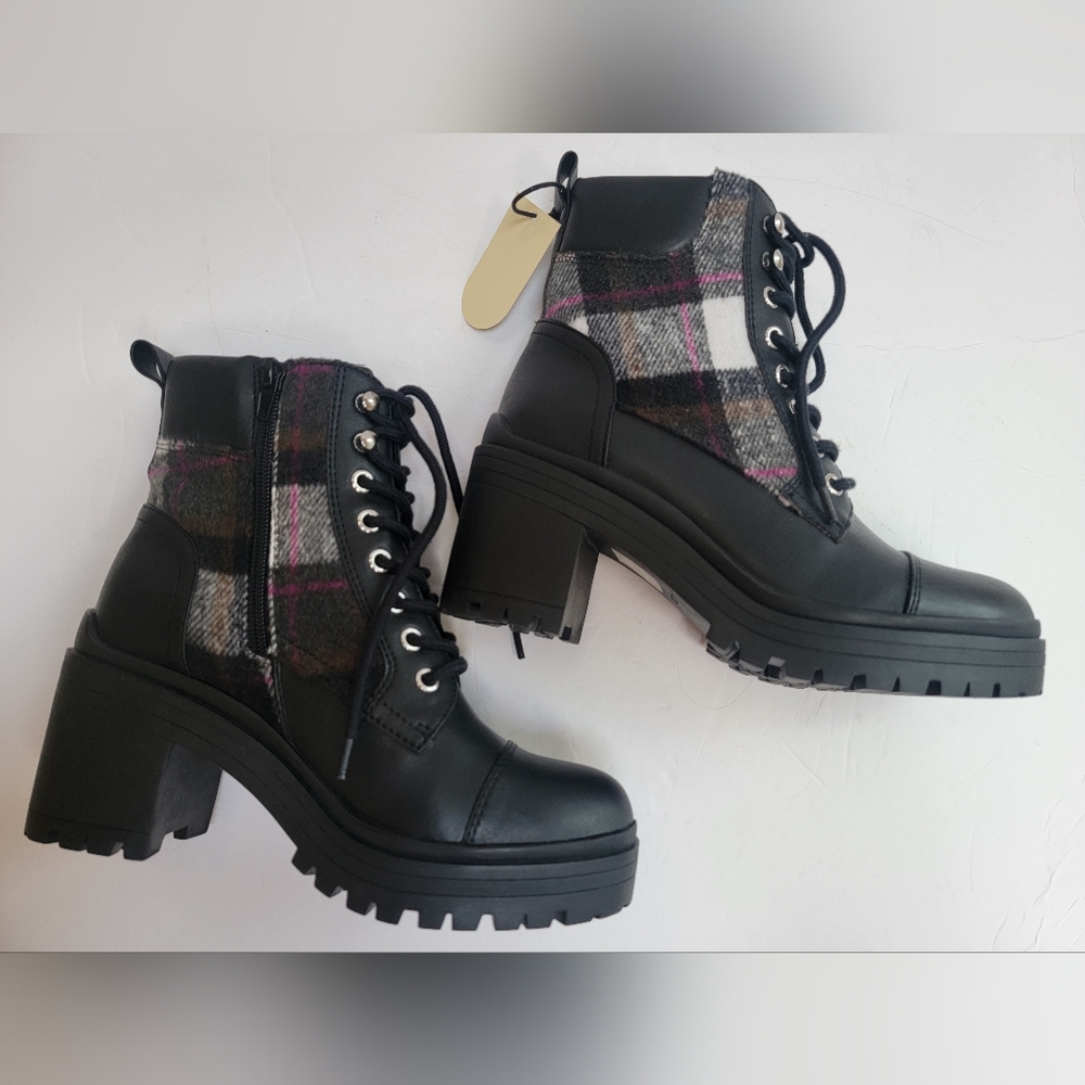 Aldo Stylish Black and Plaid Women's Ankle Lace Up Boots Size 7 NWT